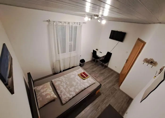 Hostelhollabrunn Pensión *